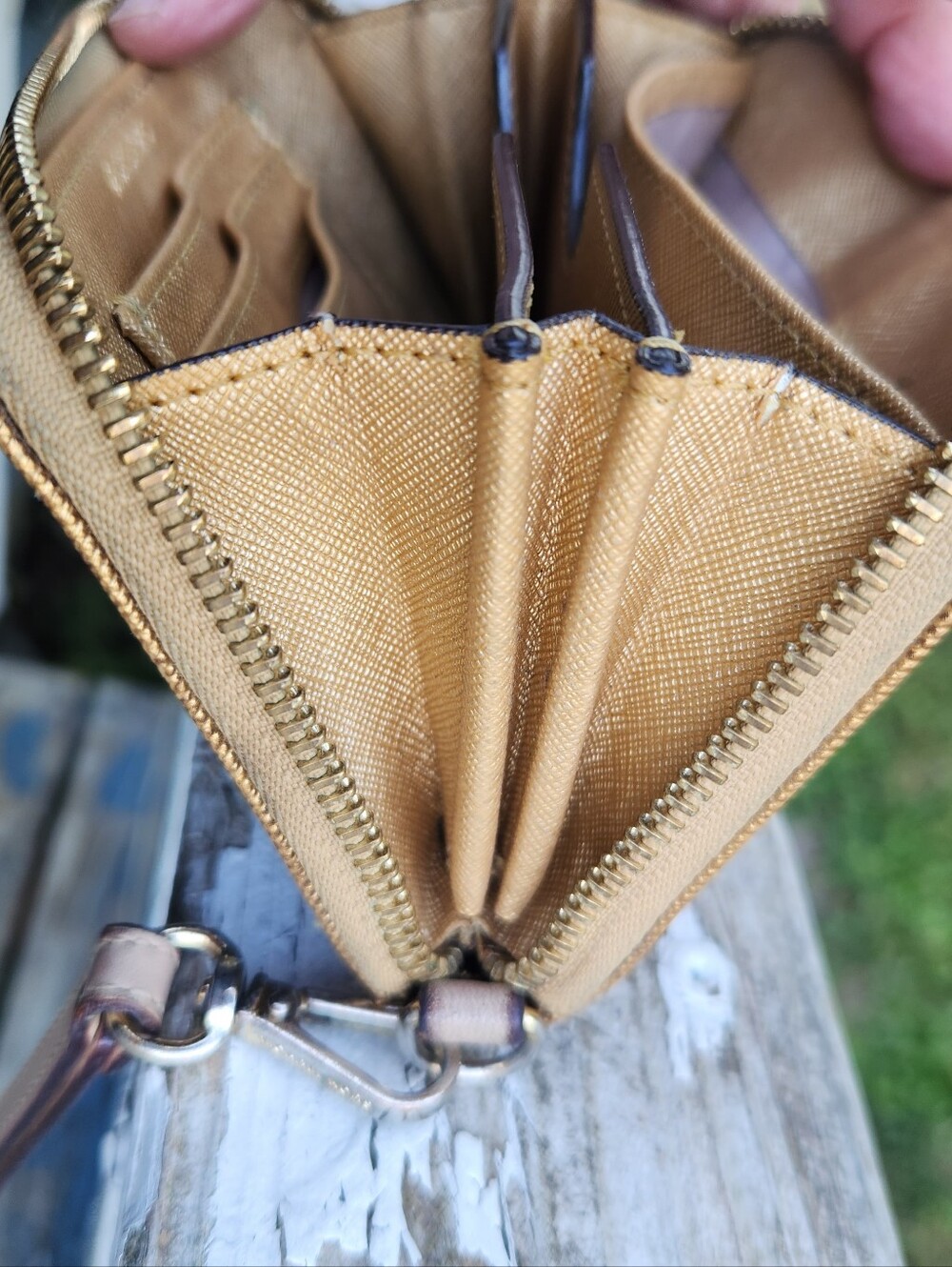 Michael Kors Fulton Gold Metallic Signature Zip Wristlet Waller Preloved - Picture 5 of 12